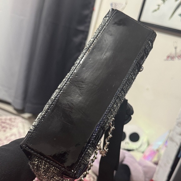 Brighton Tweed black patent leather floral shoulder bag. - Picture 8 of 13